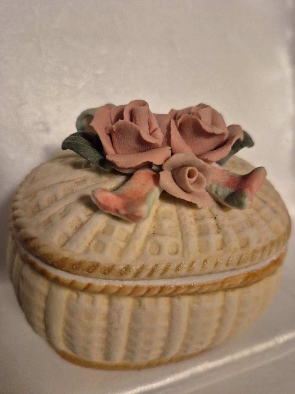 VINTAGE CERAMIC BASKETWEAVE LIDDED TRINKET BOX WITH PINK PORCELAIN ROSES